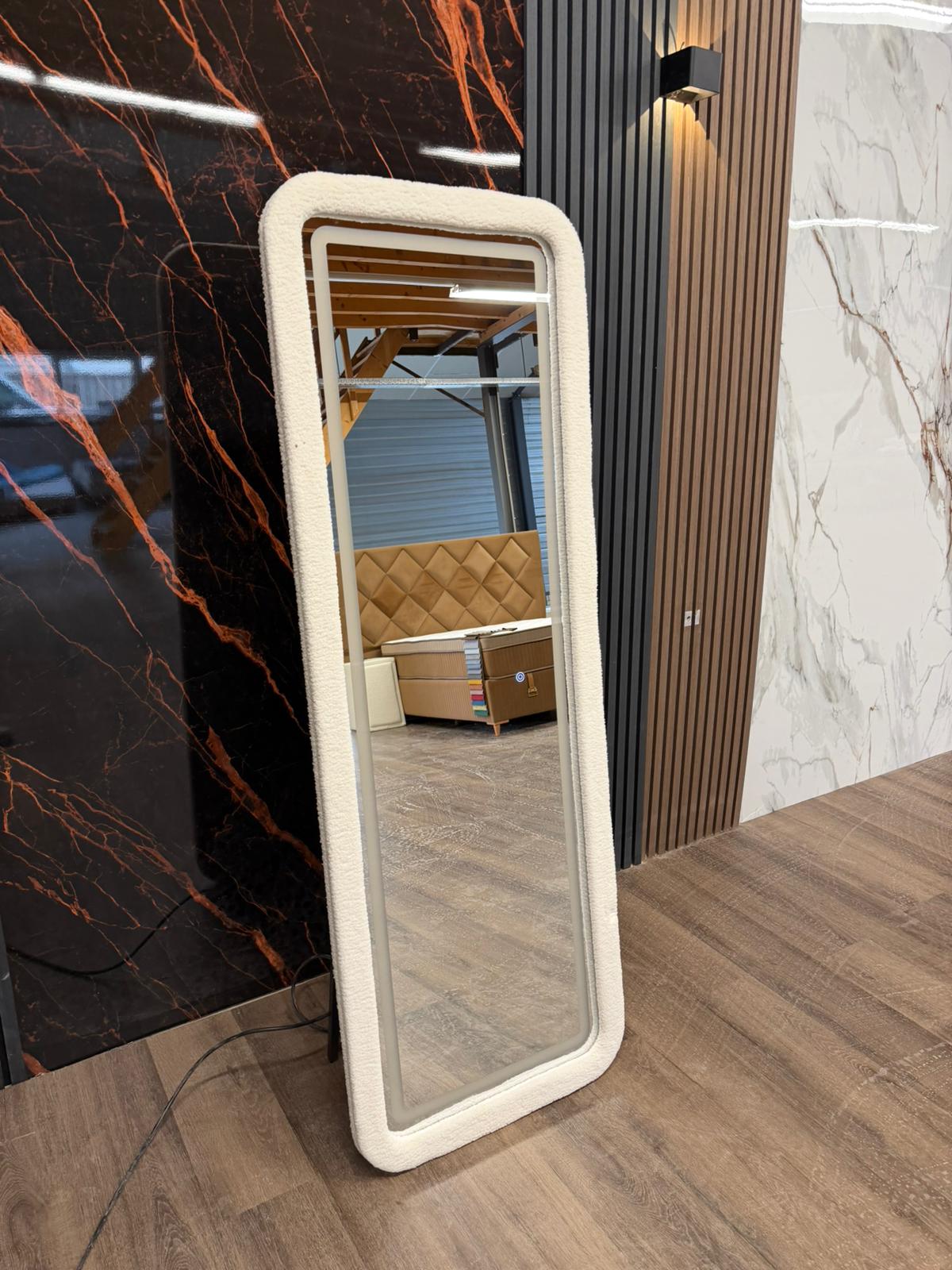 Full Body Staanspiegel 170x60 – LED Verlichting & Witte Teddy Stof