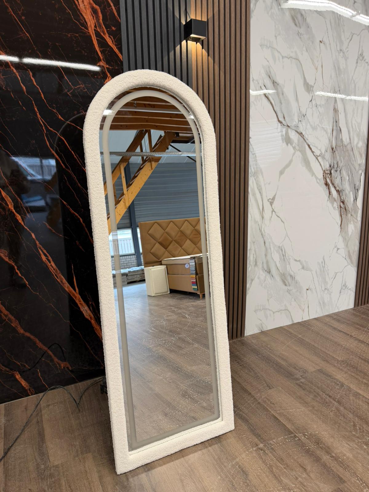 Full Body Staanspiegel 170x60 – LED Verlichting & Witte Teddy Stof